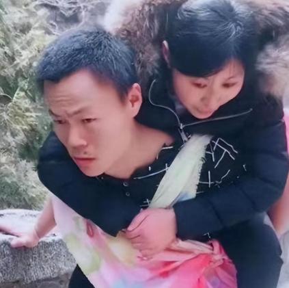 2008年，山东21岁女子为爱翻墙私奔摔成瘫痪。男友知道后，不惜与父母断绝关系，