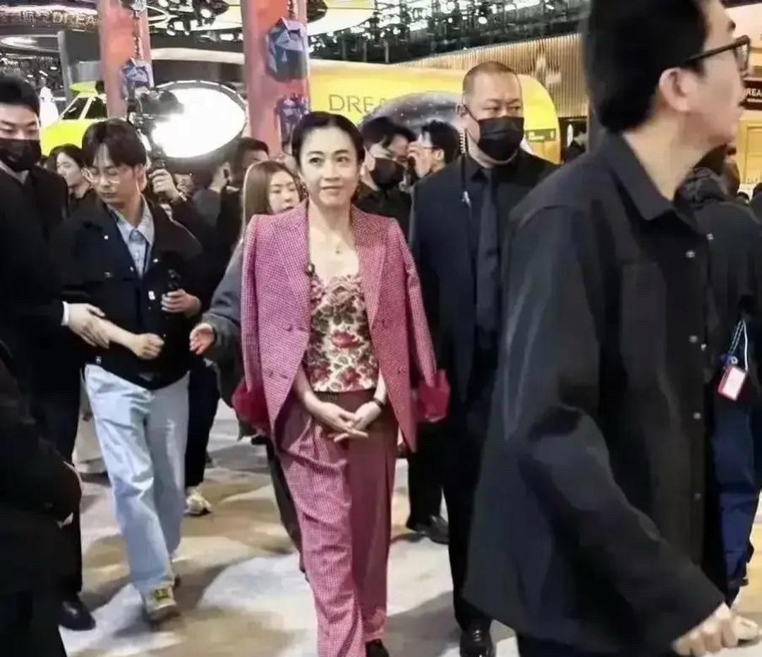 女首富甘比现身上海，天庭饱满一看就是有福之人，穿搭却一言难尽 