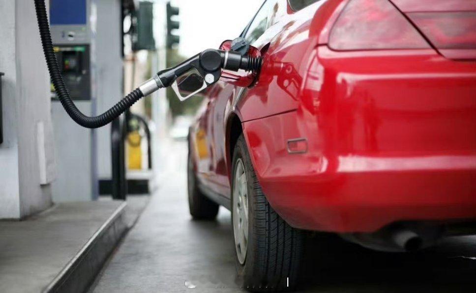 谁说燃油车不行了？最近销量居然悄悄回暖了！数据显示，燃油车已经连续4个月销量增长