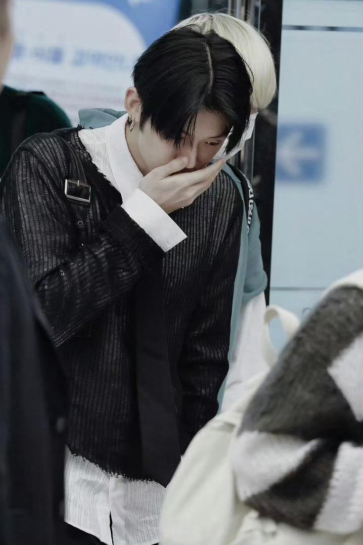 韩国男团成员崔然竣机场孕吐