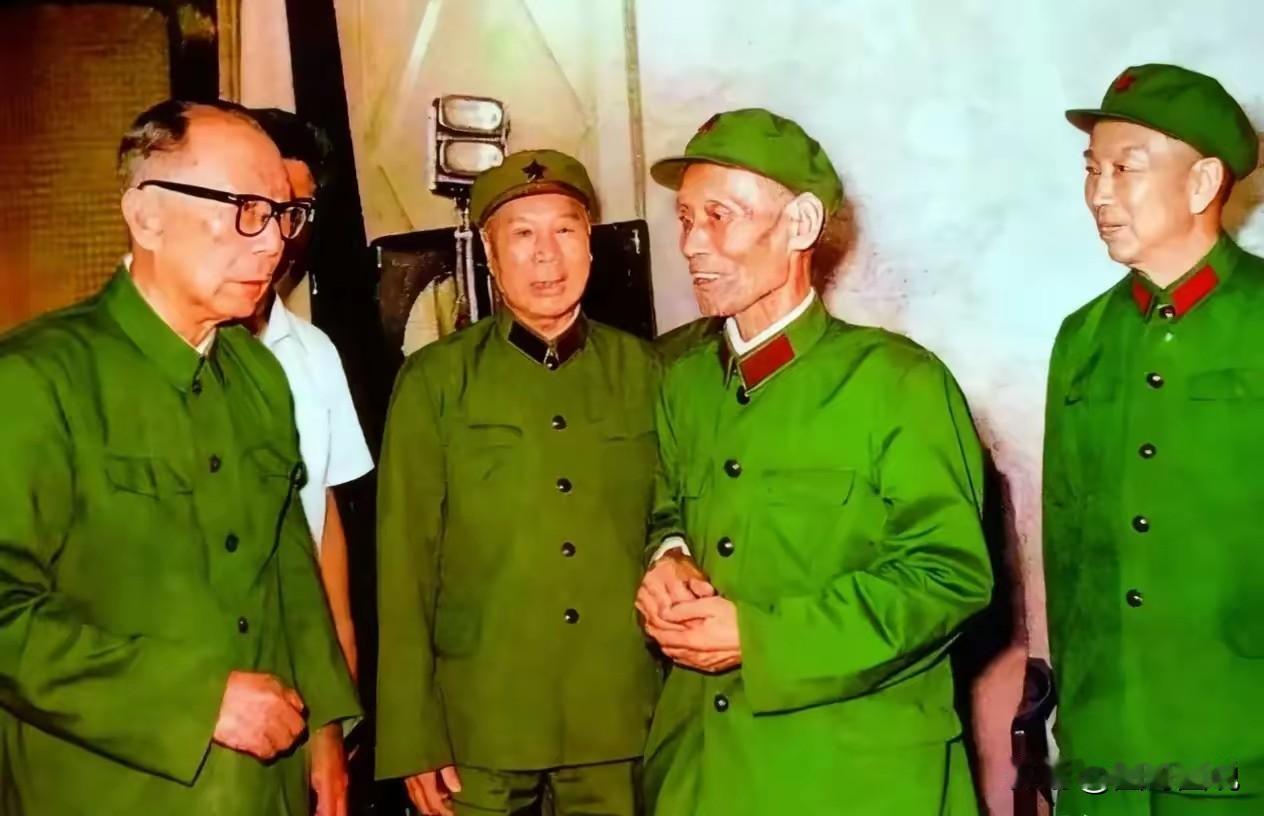 聂帅在杨成武将军的陪同下，看望狼牙山五壮士的幸存者葛振林！