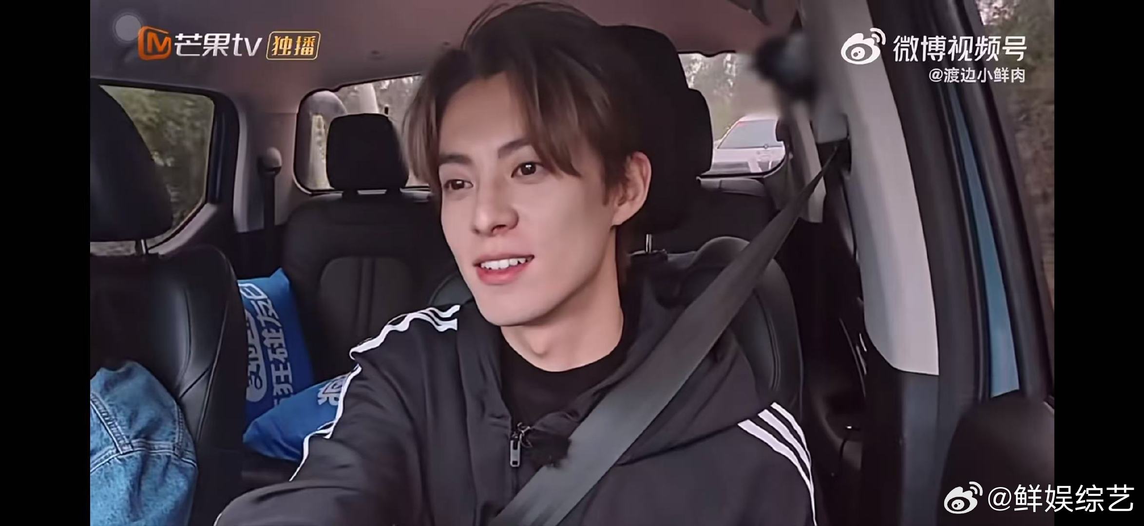 白鹿给王鹤棣放自己结婚一定要放的歌亲爱的客栈简单一首歌，一个小画面，白鹿王鹤棣的