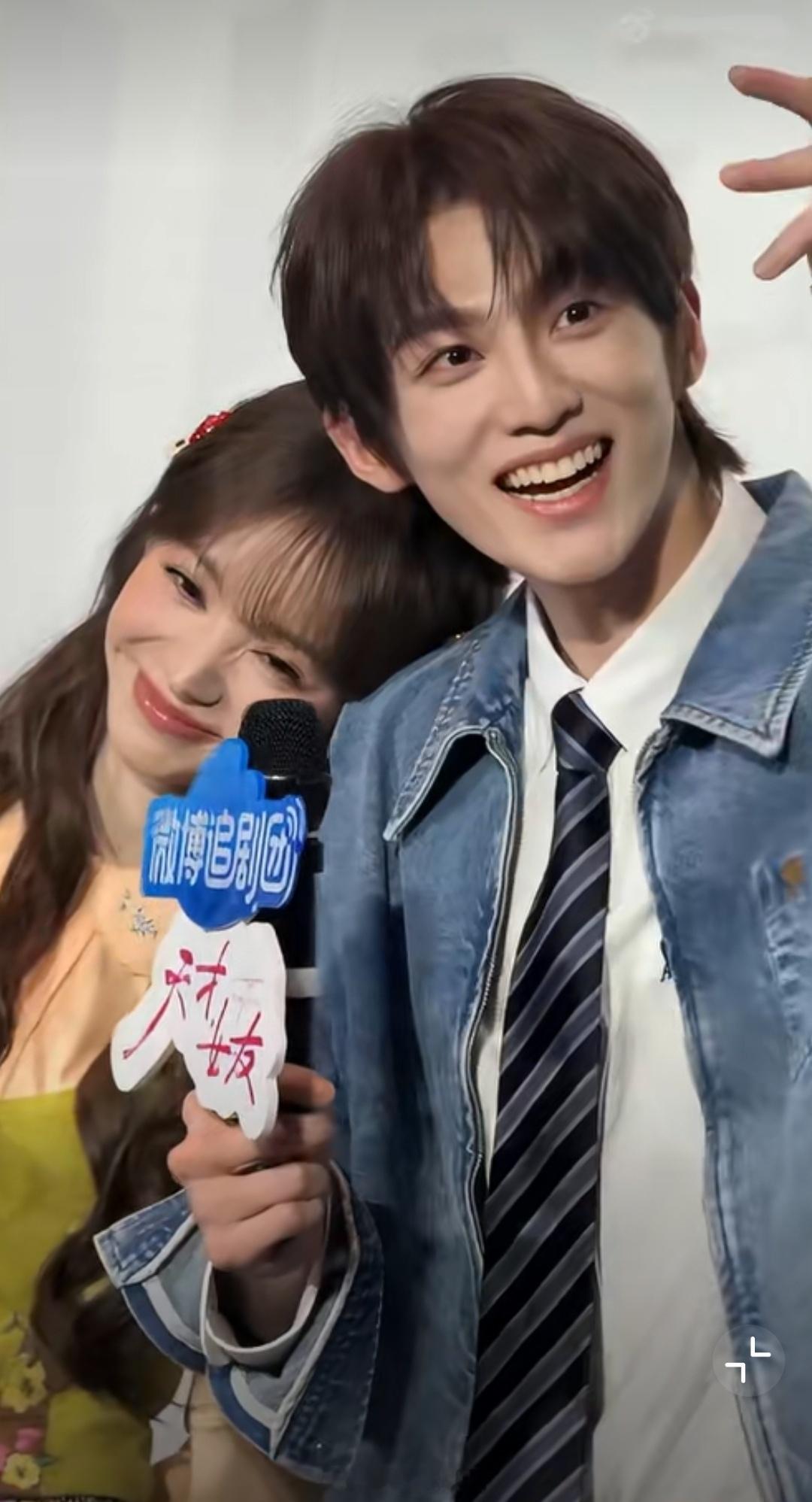 田曦薇靠在赖伟明肩头是谁的少男心事现场复刻名场面，田曦薇轻靠赖伟明肩头，氛围感瞬