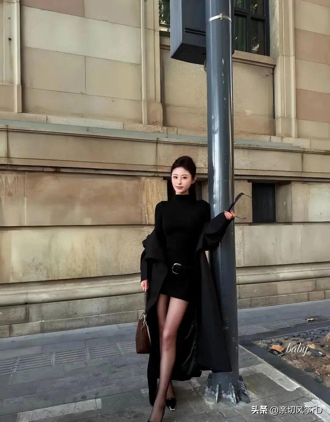 美女的美丽体现在多个方面。
外貌上，明亮的眼睛、挺拔的鼻梁、红润的嘴唇，这些出众