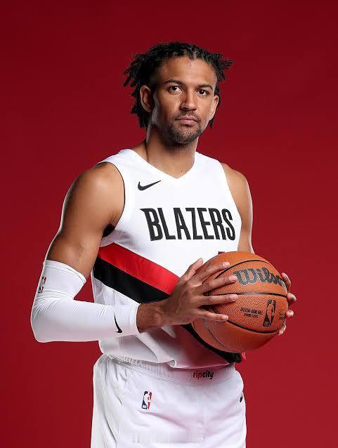 开拓者塞布尔接受了左手拇指尺侧副韧带撕裂修复手术，将在 4-6 周后进行复查。 