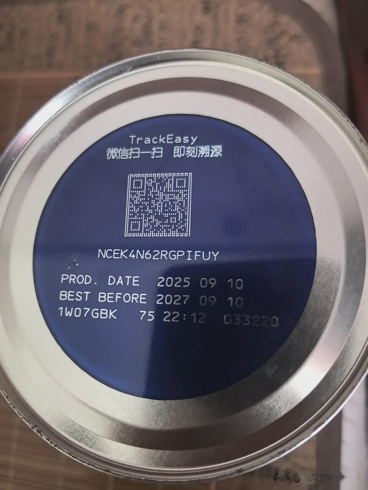 看到港版有个批次的铅超标了，我赶快拿出我存放的奶粉罐看看底部批次，幸亏不是出事的