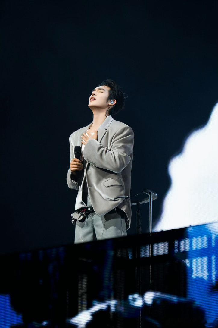 于适唱嗨了连乐器都不放过🎹演唱会高能时刻！于适兴致高涨，挨个体验乐队乐器，无拘