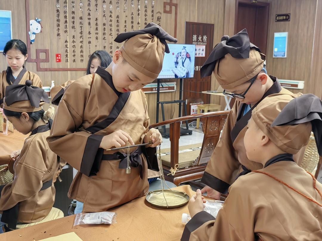 宁波假日学校上演十五年爱的循环在宁波北仑大碶街道横河工业社区，有一间 “四海之家