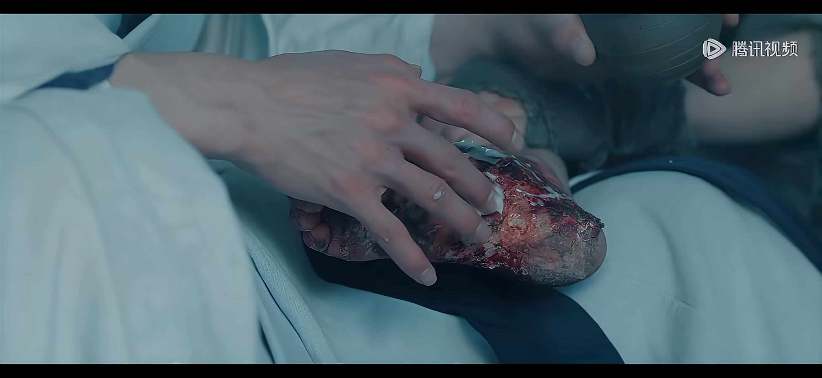 这个特写有点难受。。。。。。 