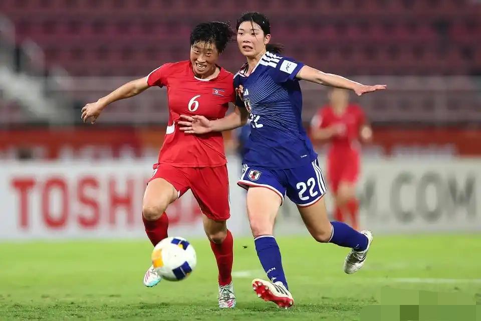 U20女足亚洲杯，朝鲜队与日本队争夺冠军🏆
朝鲜队打出了气球并势，一度压着日本