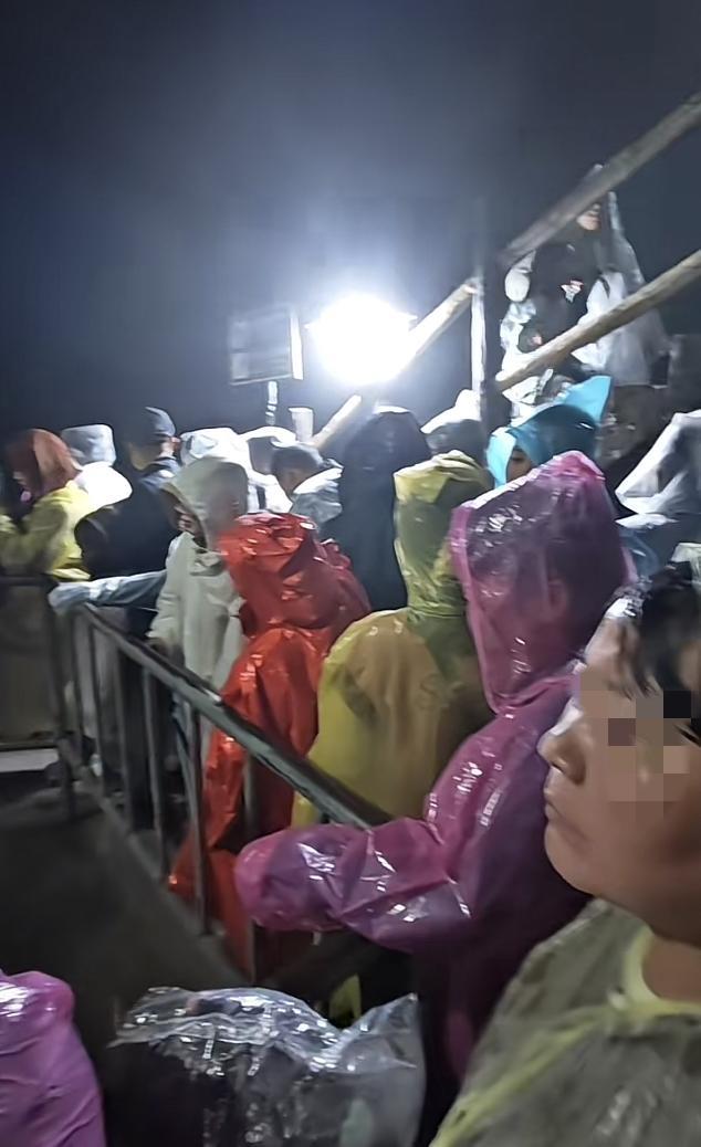 华山大雨滞留事件快讯
 
10月3日，游客张先生赴华山游玩。出发查得天气预报为阴