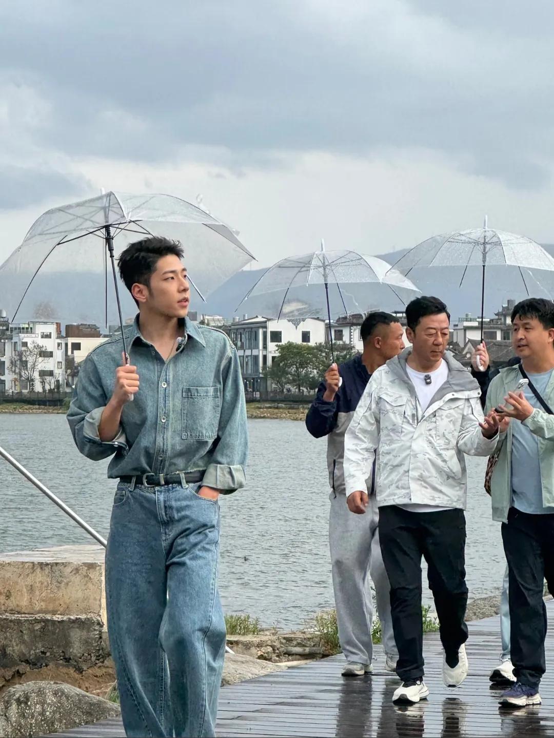网友偶遇郭涛父子，小石头一身牛仔装扮阳光帅气，昔日萌娃如今已蜕变成俊朗少年！
