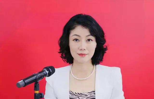 她被誉为“中国最贵的女秘书”，年薪849万，年终奖高达1000万，成为无数人艳羡