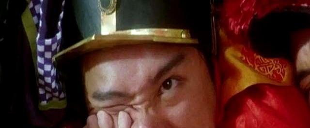星爷把李嘉欣的脚趾塞进自己鼻孔，拍了十几条。
92年拍鹿鼎记，轿子里躲刺客那场戏