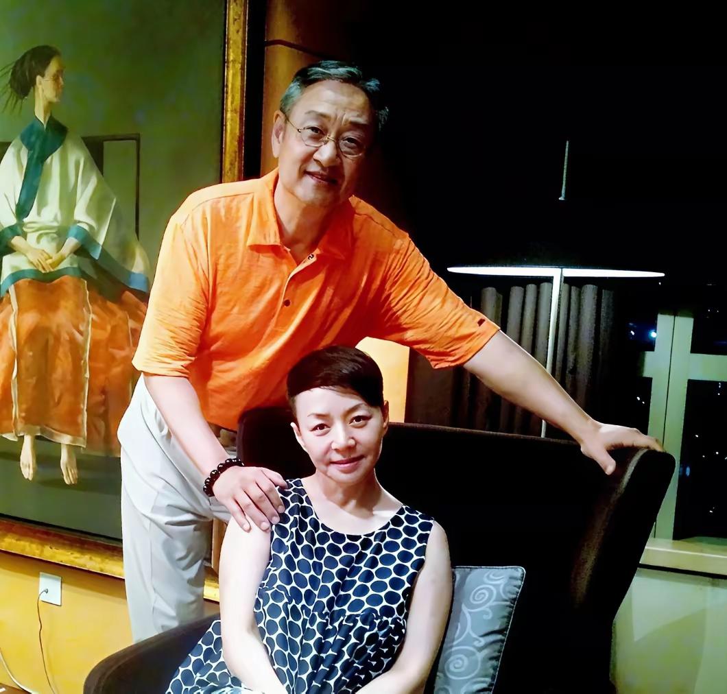 二十六年的陪伴，抵得过半辈子血缘吗？
老话说得好：“生的亲，不如养的亲。”这话搁