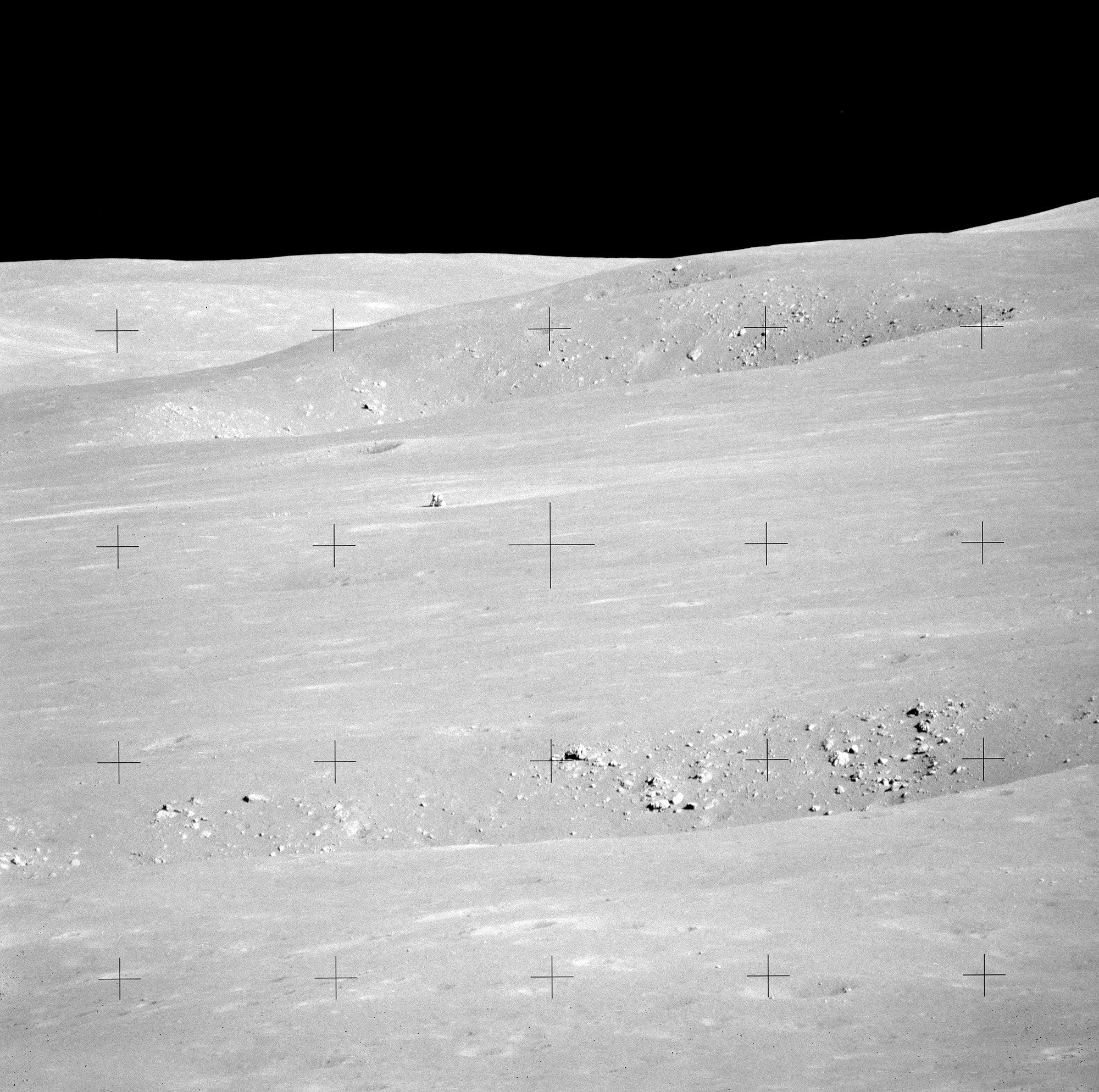 从6公里处眺望阿波罗15号着陆点这张令人惊叹的照片是戴夫·斯科特在第二次舱外活动