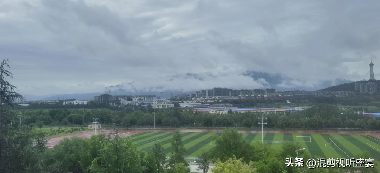 常常远望不常见
奶云笼罩青泰山
​巴威风雨徐徐过
​迎来酷暑艳阳天
​——雨下整