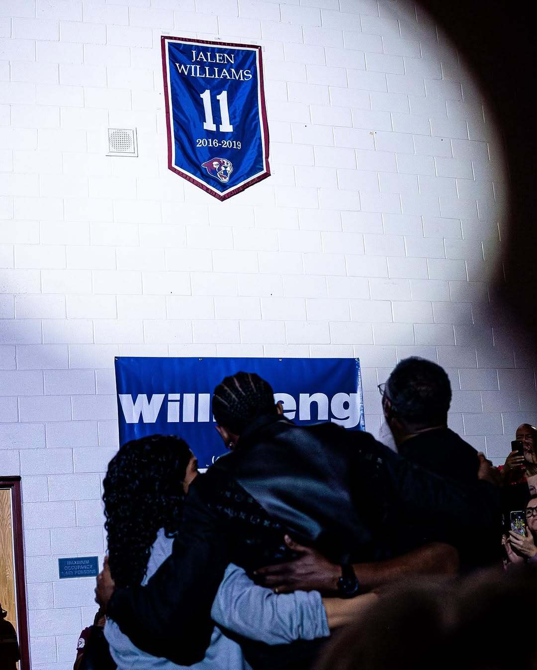 雷霆官方晒杰伦威廉姆斯高中球衣退役的返图⚡雷霆战胜湖人雷霆vs太阳雷霆