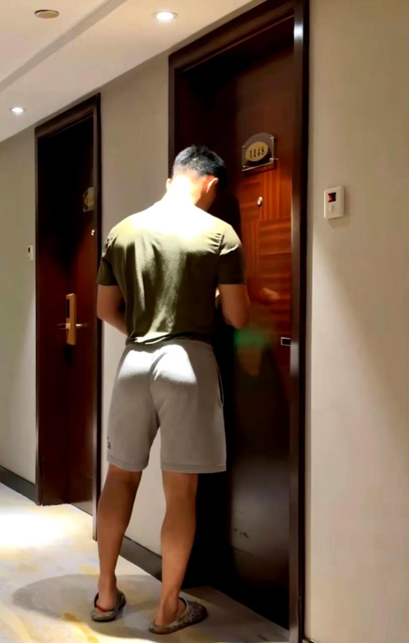 山东青岛，女子与男友吵架后离家出走，搬到附近酒店入住。结果还不到2小时，男友就敲