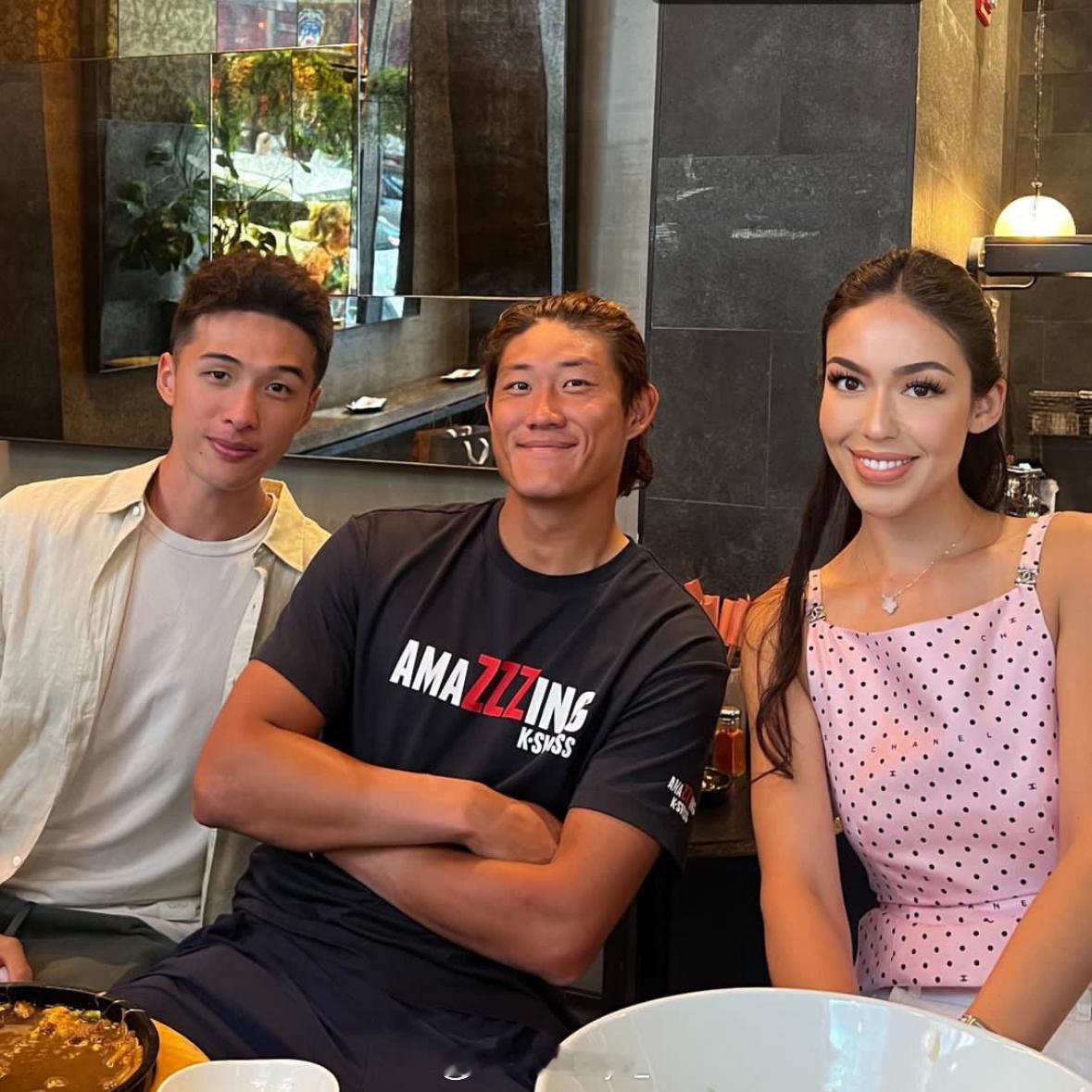 #美网2024# 笑容和姿势都“很张之臻”。合影里出现了好久好久没见的郑屹立，怎