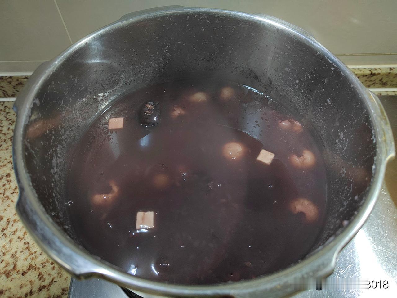 今天是腊八节，早上起来用高压锅煮了一锅腊八粥，就地取材用了家里现成的食材，腊八粥