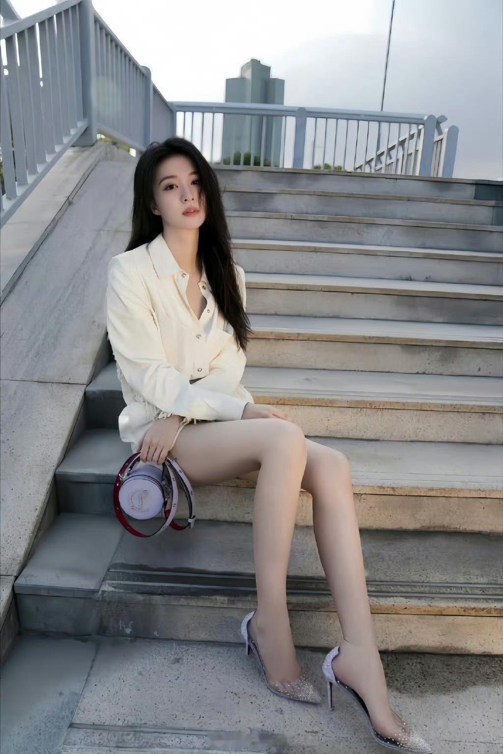 王楚然侧颜太像刘亦菲了 