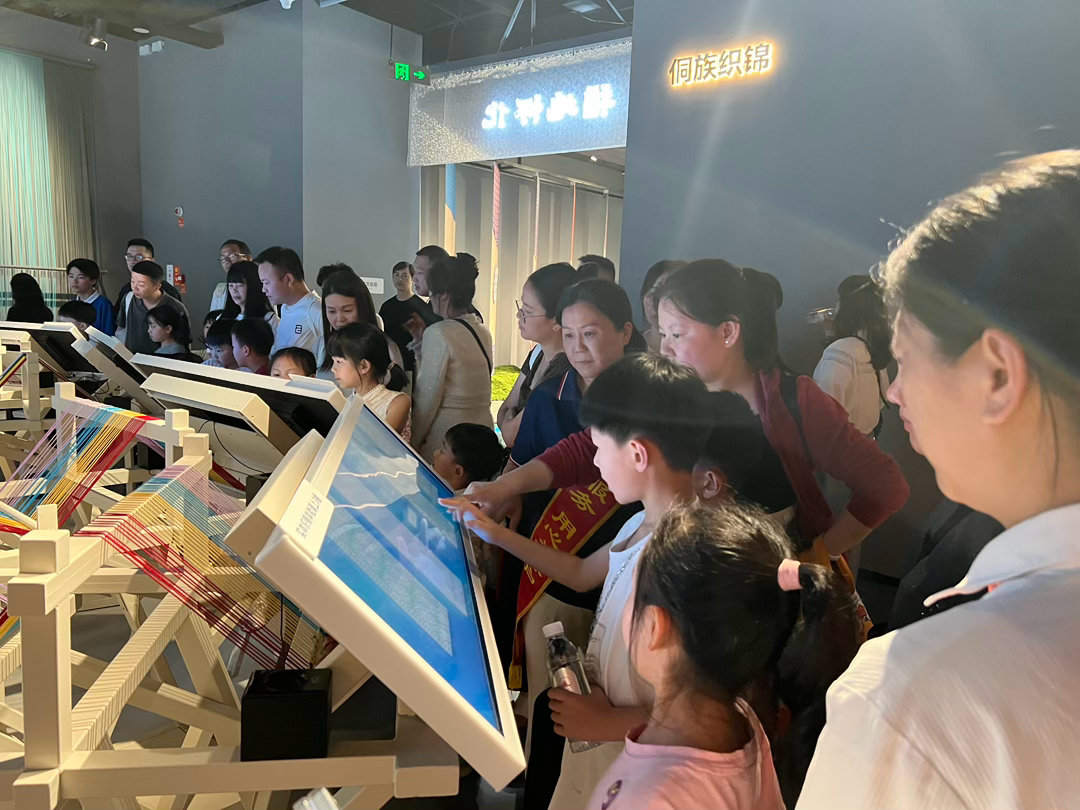 这个客户日真的“蹭”值了！🎉 带娃冲进联通组织的非遗园活动，本以为就是看看展，