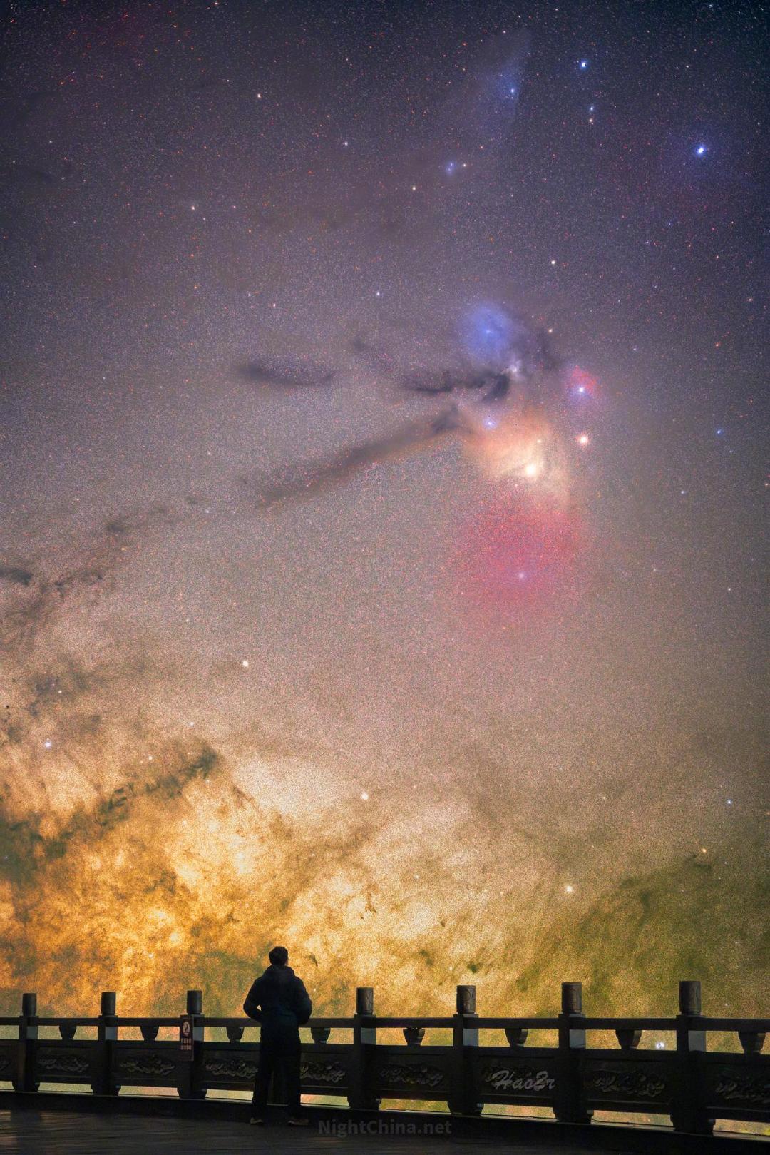 蛇夫与天蝎之间，彩色星云将银河西南角晕染成宇宙深处的丹青。蓝是星光的回响，红是电