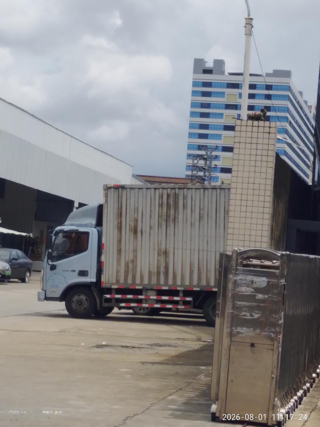 厂里的4.2米厢式货车，很久没有人开了，钥匙一直是放在保安室的，我到厂里3个多月