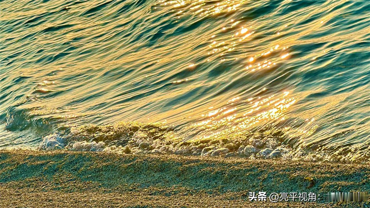 三沙：日光倾洒在大海的波浪上，美得令人心醉神迷，眼花缭乱。金色与蓝色的浪花🌊相