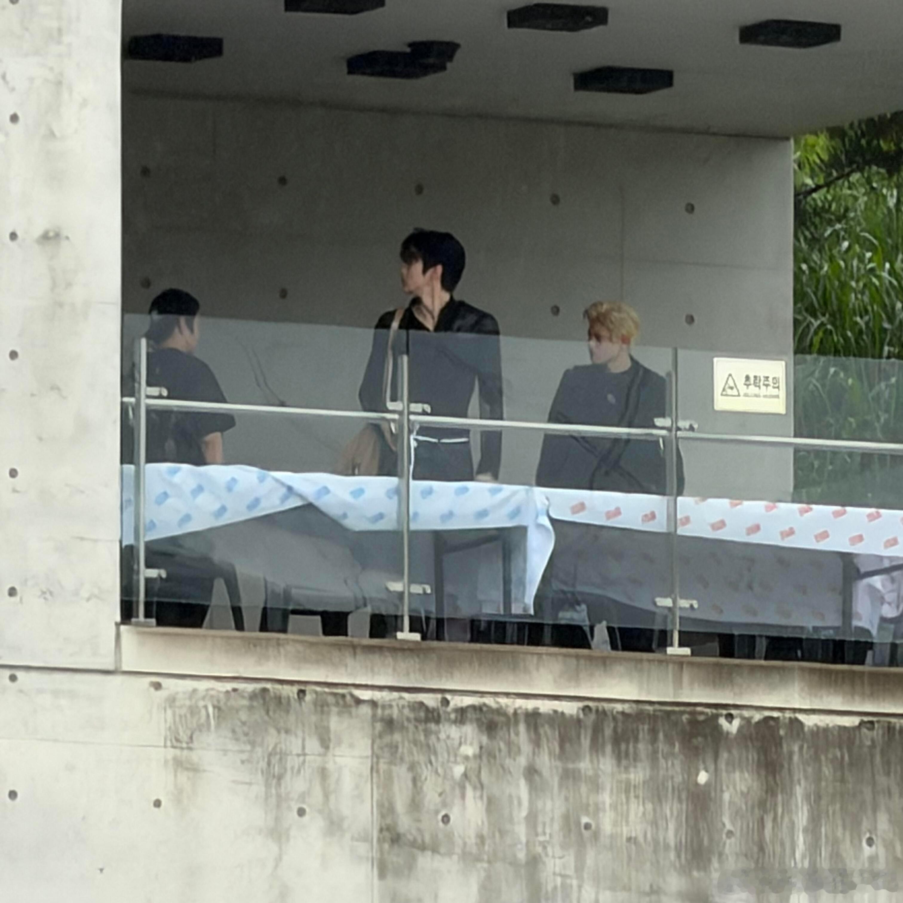 郑成灿和李炤熙今日造型 