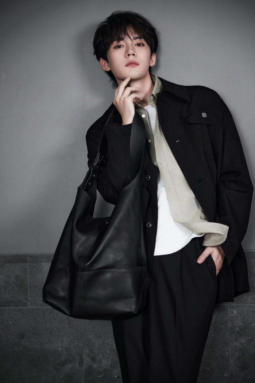 周翊然出发巴黎时装周周翊然 学长你太美好了 出发巴黎时装周，简约黑衣搭配白T，妥