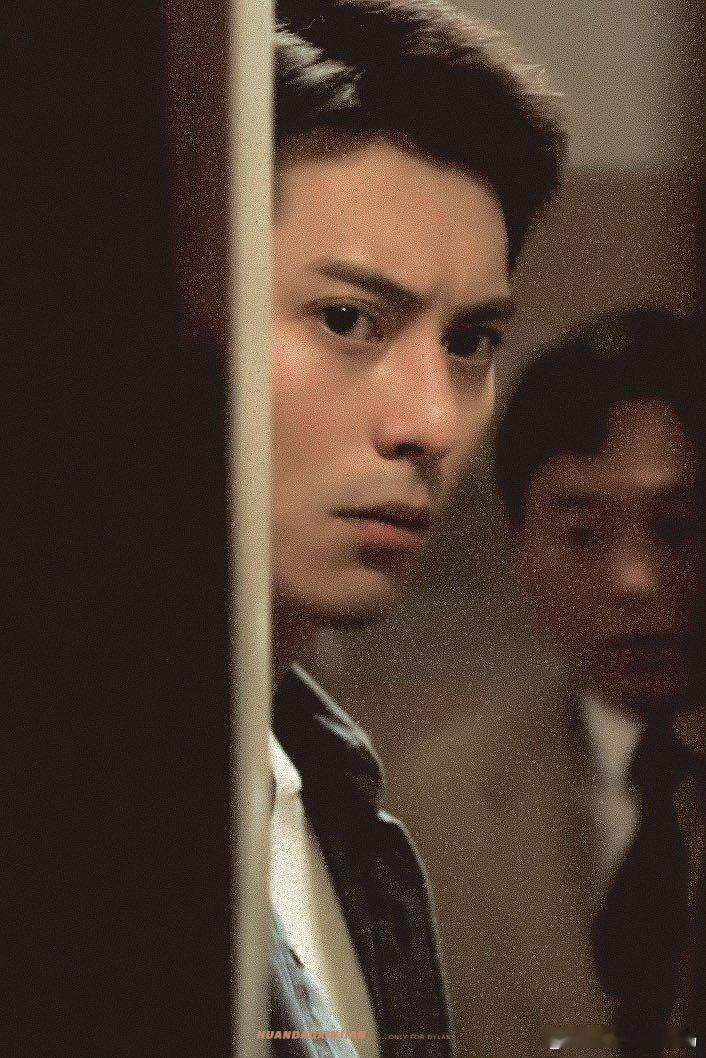 王鹤棣年纪轻轻演了一把年纪黑夜告白从青春显眼包到沧桑大叔，王鹤棣一键切换年龄感，