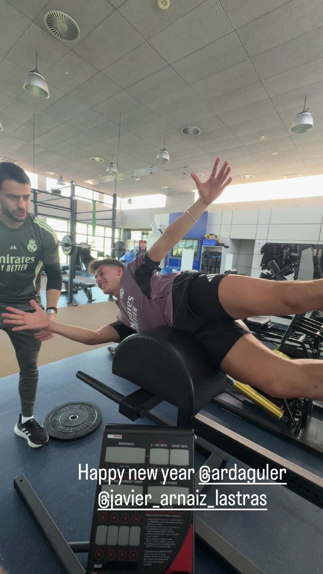 赫伊森IG：新年快乐。halamadrid