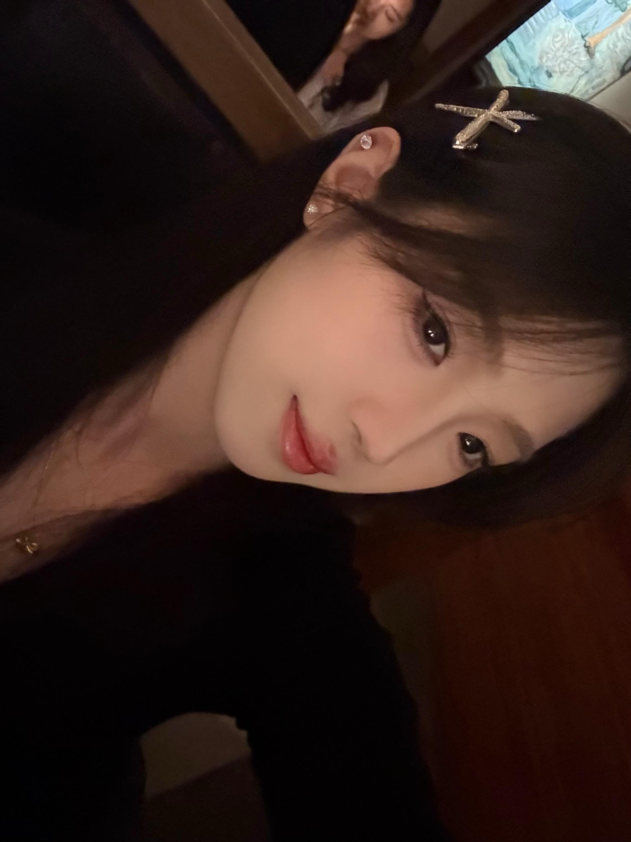 你的朋友圈好奇怪 有你的照片 你的抽象 还有你的忧郁 唯独没有你的幸福