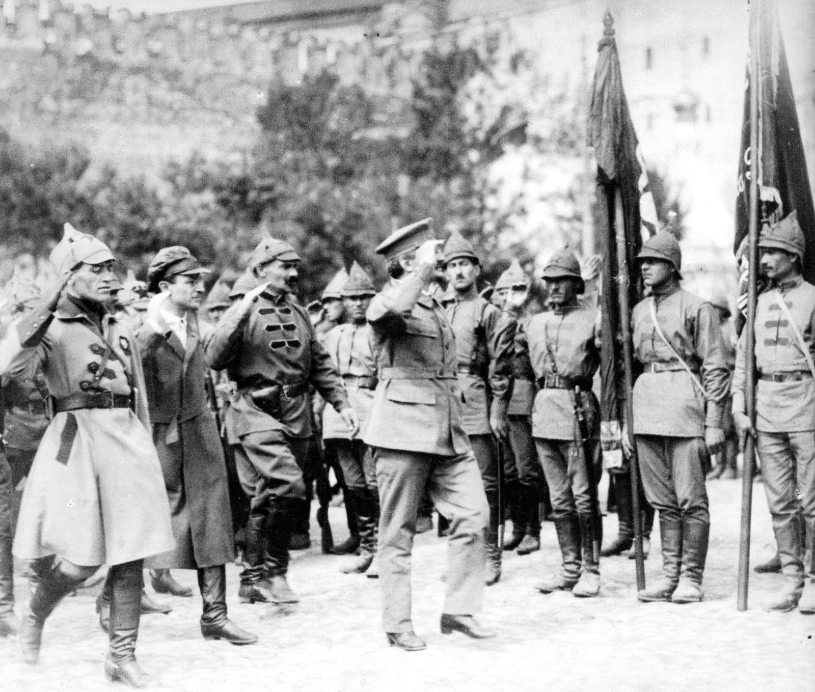 1921年莫斯科，检阅红军部队的托洛茨基 