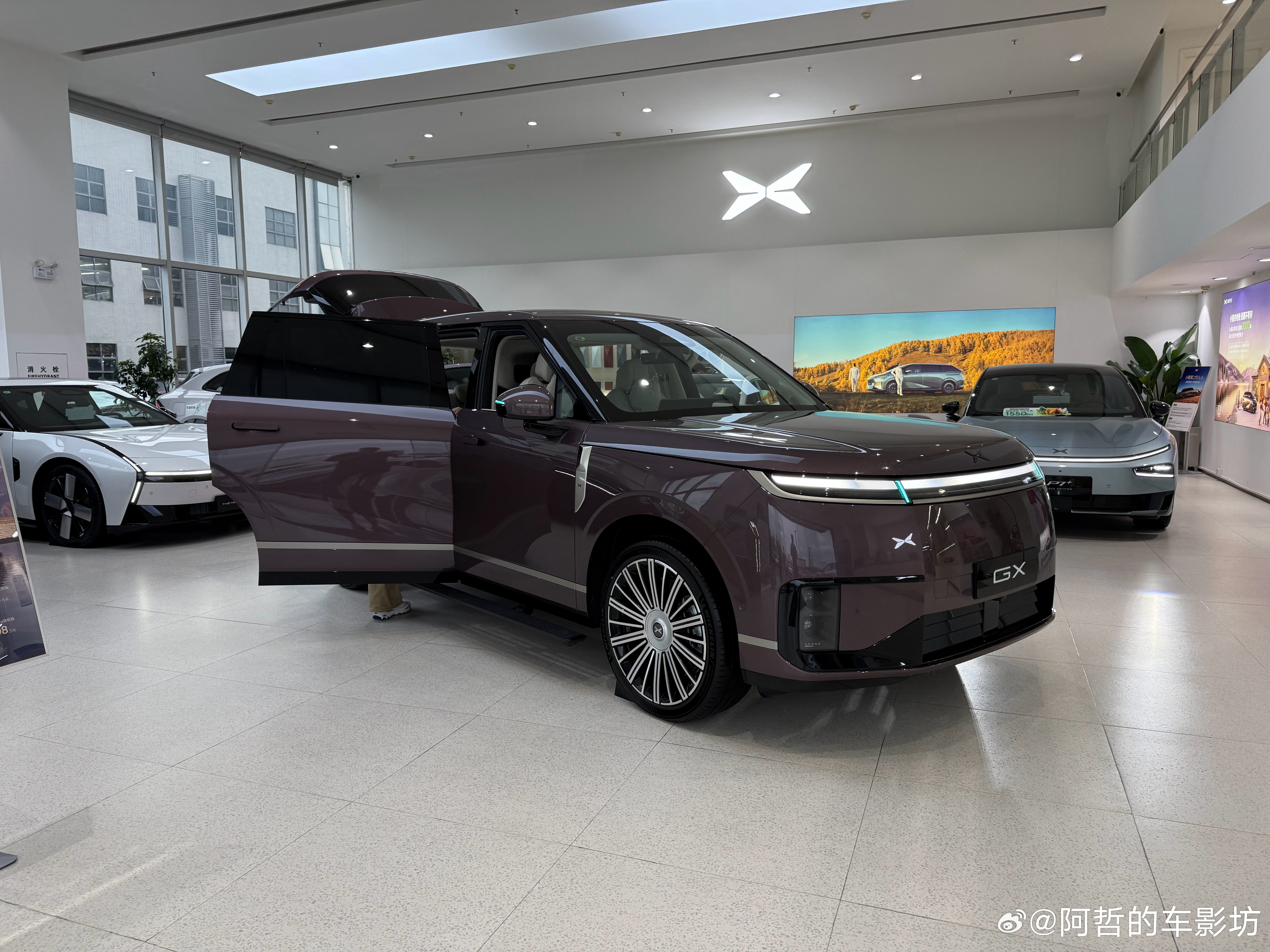 傍晚6点带着媳妇儿和小孩一起去看下小鹏GX呆了快半小时依旧没能挤上第三排销售说今