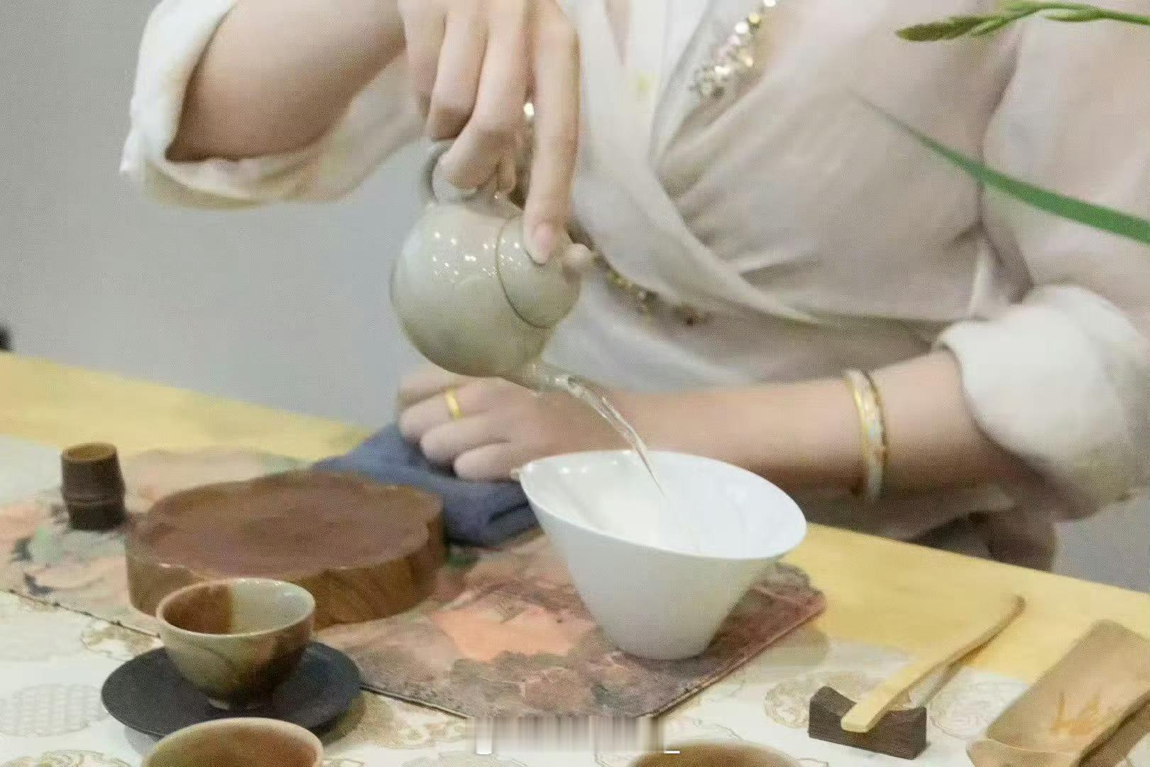 雅安 一杯好茶，不止是解渴，更是对生活的敬意。 生活手记朋友圈文案 雅安