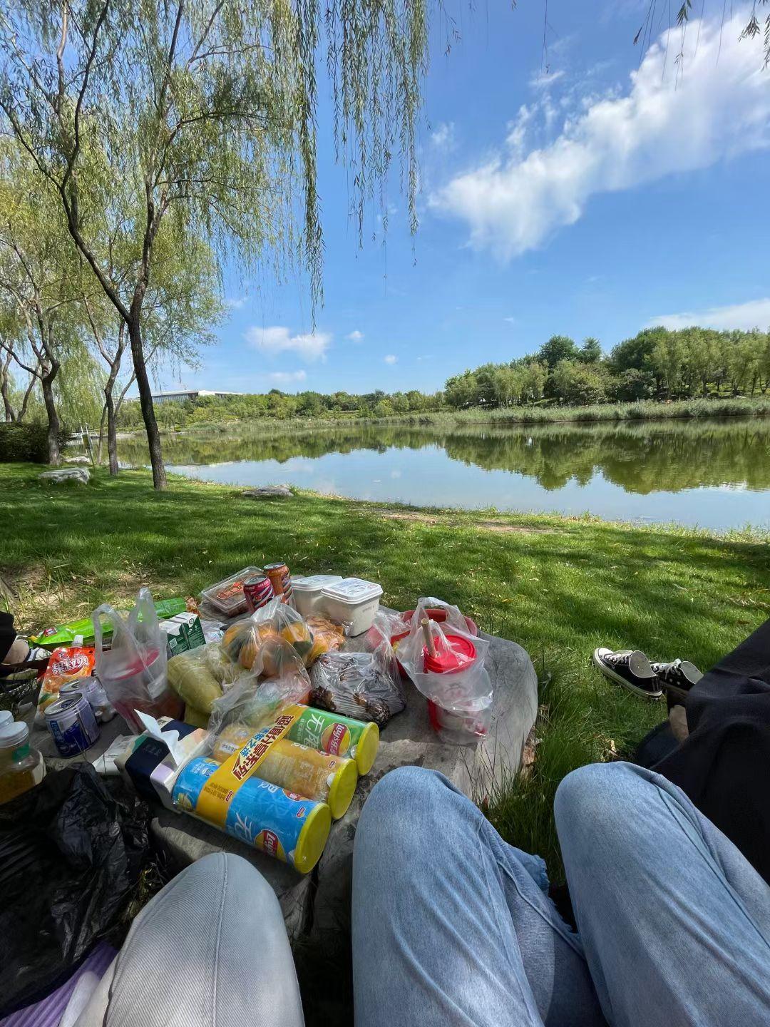 今年可能因为孩子们假期多的原因，都选择在家附近露营野餐游玩。

我们也紧跟潮流，