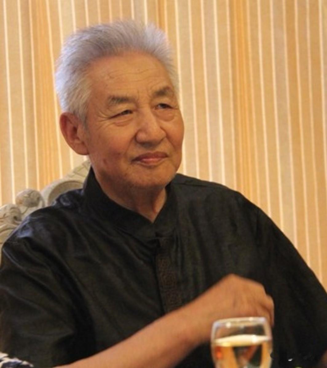 人不是怕老，是怕老了不能自理！
人不是慢慢变老的，而是在不经意间忽然就老了。
我