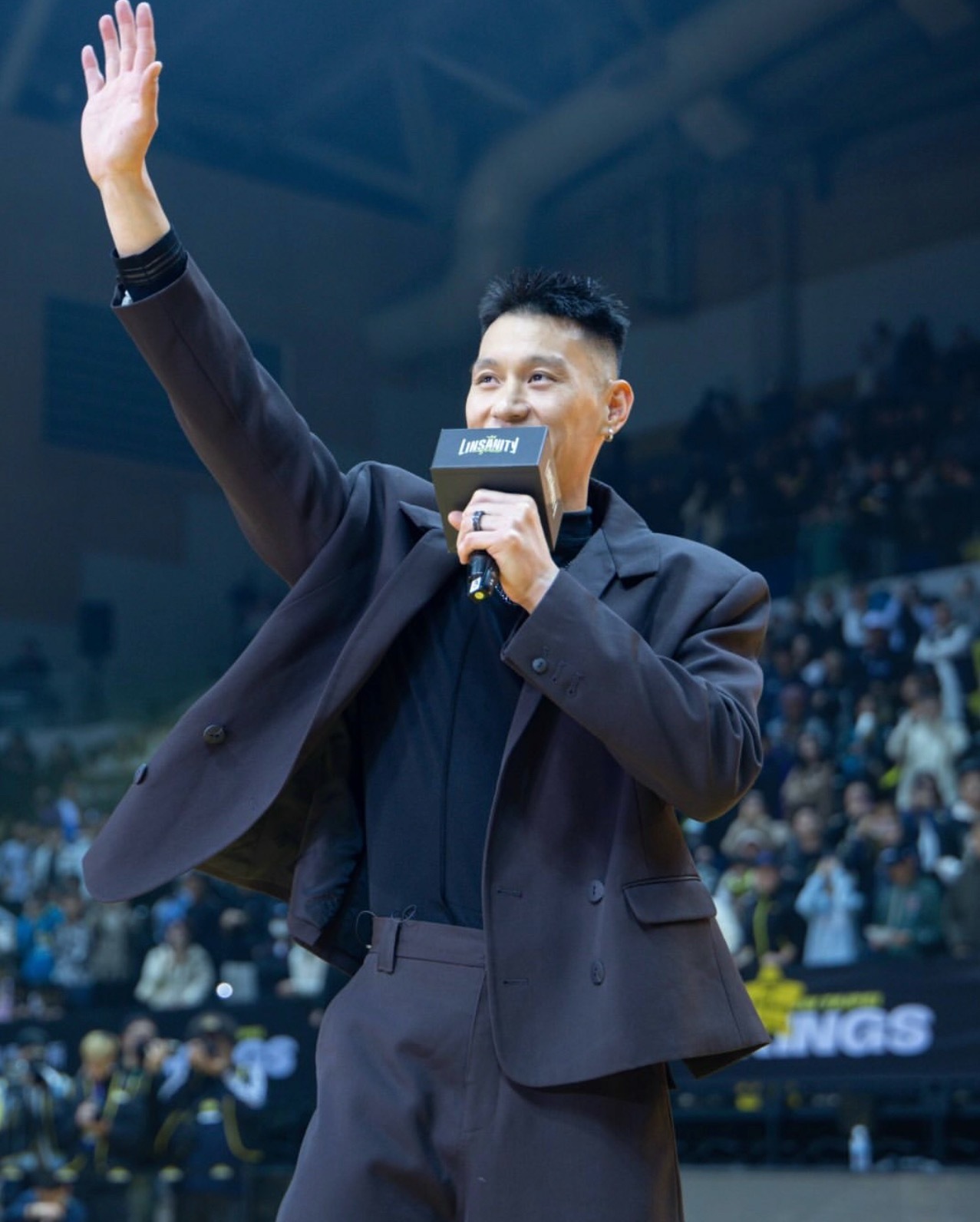 牌面！新北国王正式退役林书豪7号球衣！！值得一提的是，作为书豪的好友，周杰伦也来