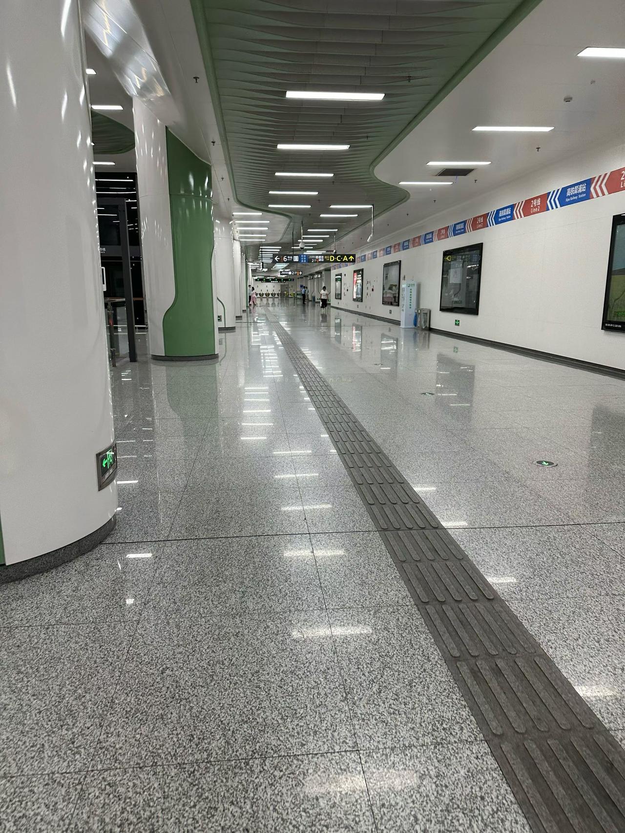 现代感十足的地铁站，宽敞明亮，设计感十足！🚇✨地铁氛围感海报 地铁口站台