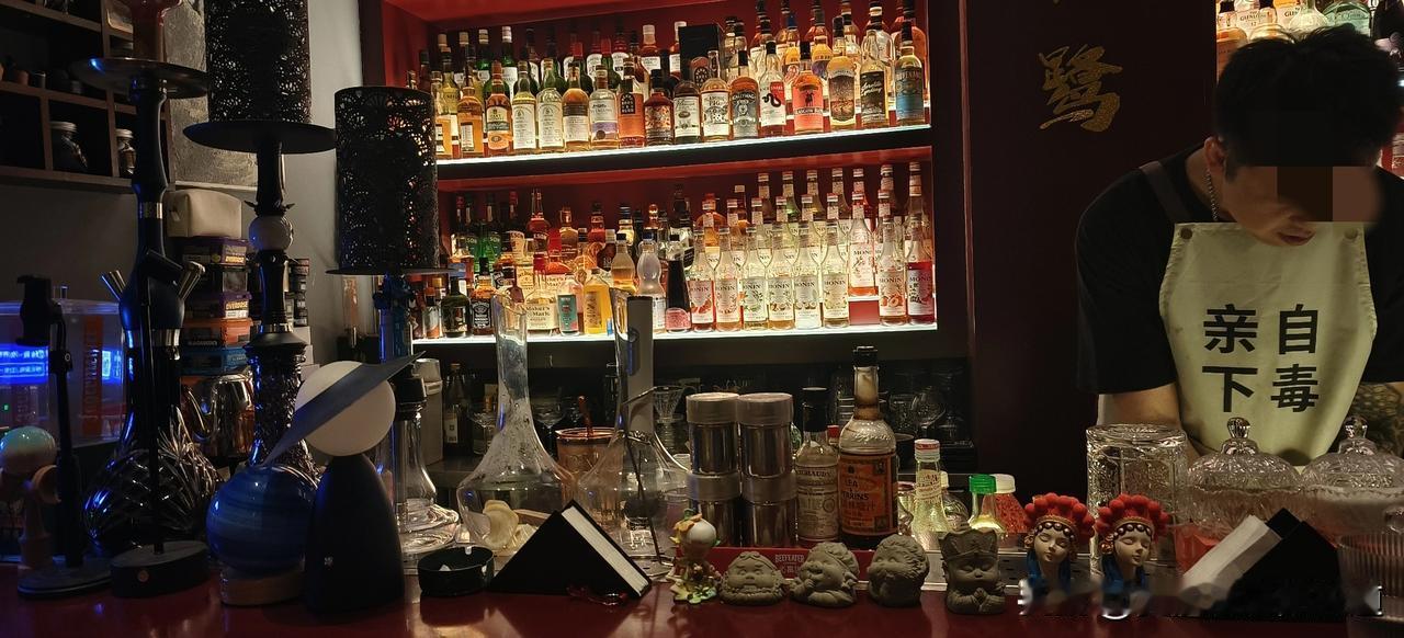 晚上应客户邀约，老汉头一回去了家不大却精致的酒吧。看着调酒师手法娴熟地完成调酒全