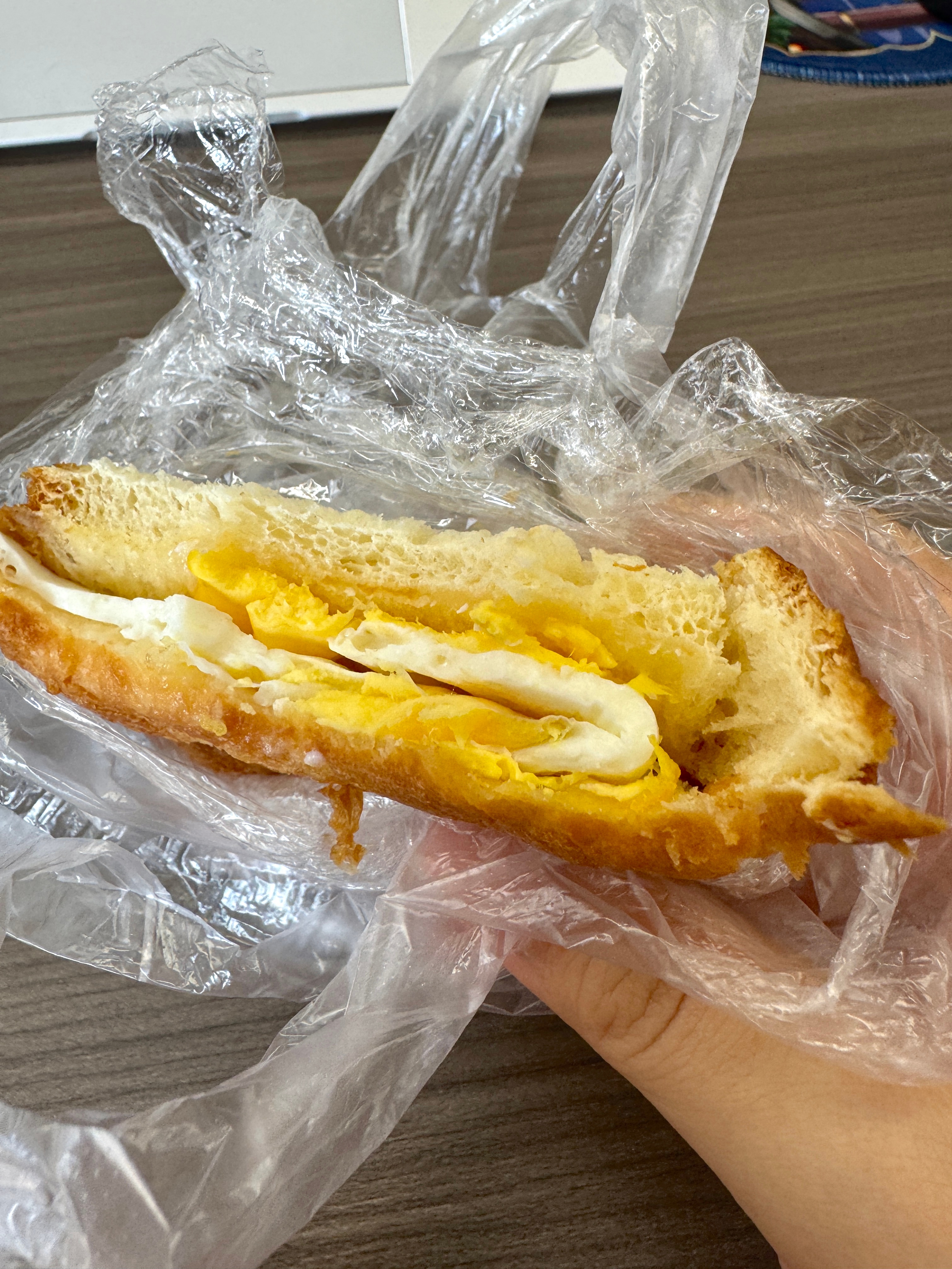 做剩的吐司夹了个煎蛋当早餐 简单又美味呀 