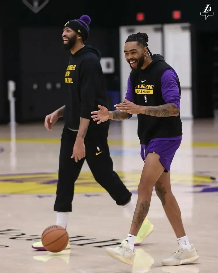 鹈鹕和国王都掉队，湖人要自己争气了，有机会冲到西部第七了。
第一，鹈鹕输给马刺，