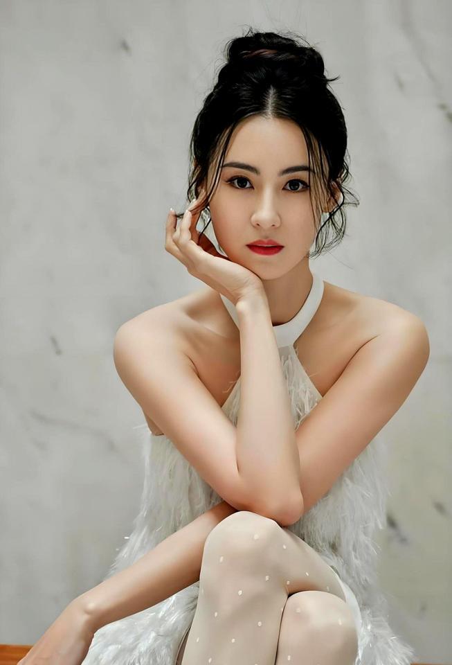 张柏芝直播脸僵了。
不是滤镜失灵，是苹果肌在替她上班。
镜头怼脸时你看得出来。