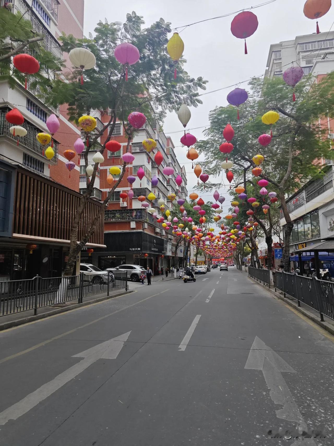 《喜乐年》
鹭岛春潮动，阳光更火红；
万物现生机，百鸟正争鸣；
大地欲复春，祈愿