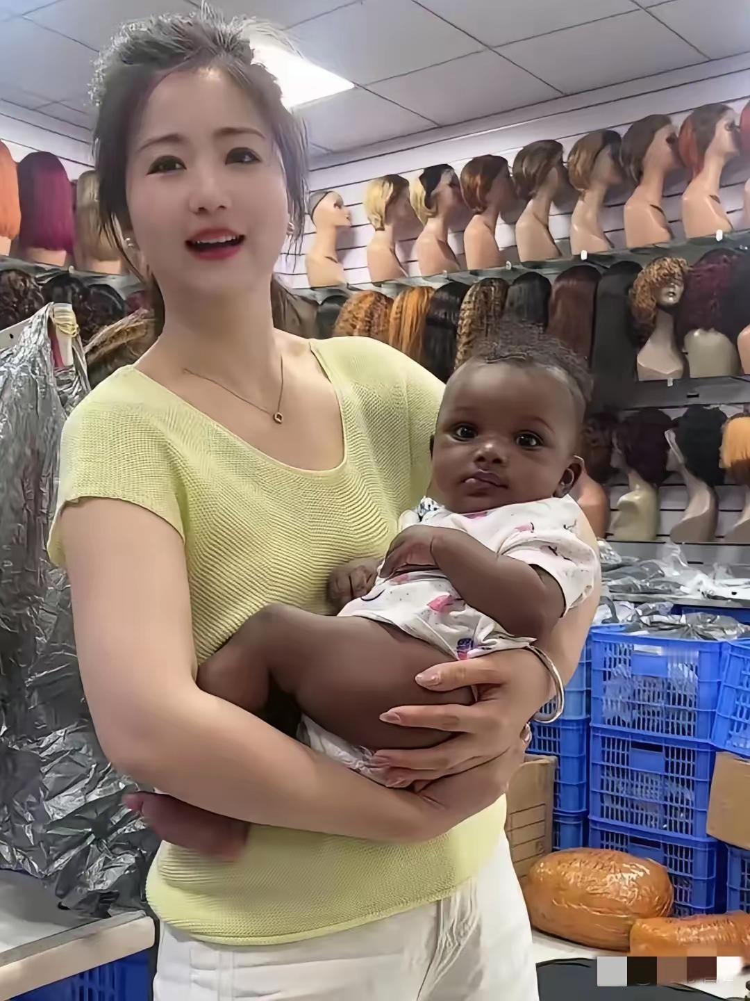 总有人担心中非婚姻多了
混血娃上户口难
还喊着要改法。但咱先搞清楚

中国国籍法