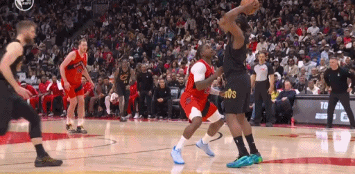 离了大谱啊……
裁判这种吹罚能把人气吐血！
谢德这么明显的推人动作，裁判近在咫尺