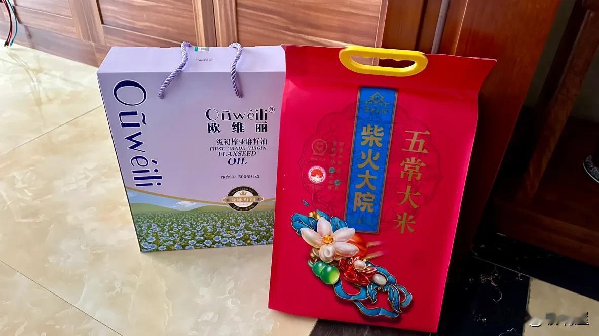 下午终于去光大银行把中秋礼物领回来了。中秋节过去都快一个月了，我每次都不记得。其